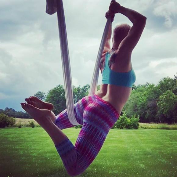 🧘🏼‍♀️Meet your Posher🧘🏼‍♀️Leyna - Picture 2 of 2