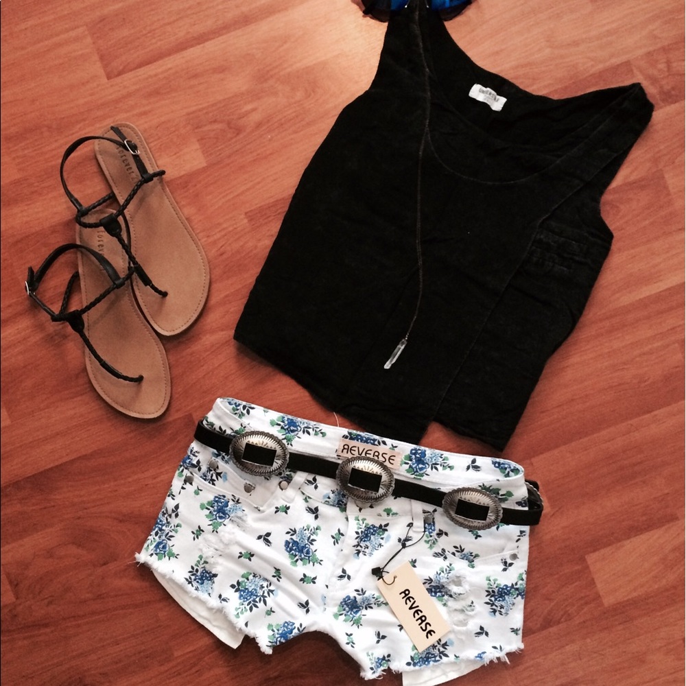 🌺Floral Low Rise Daisy Dukes🌻
