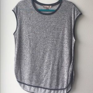 gray short sleeve shirt