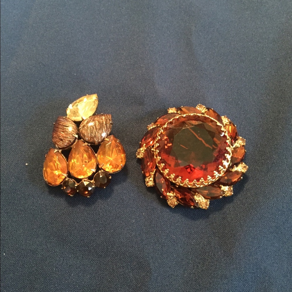 🦋SALE🎈A set of 2 Brooches