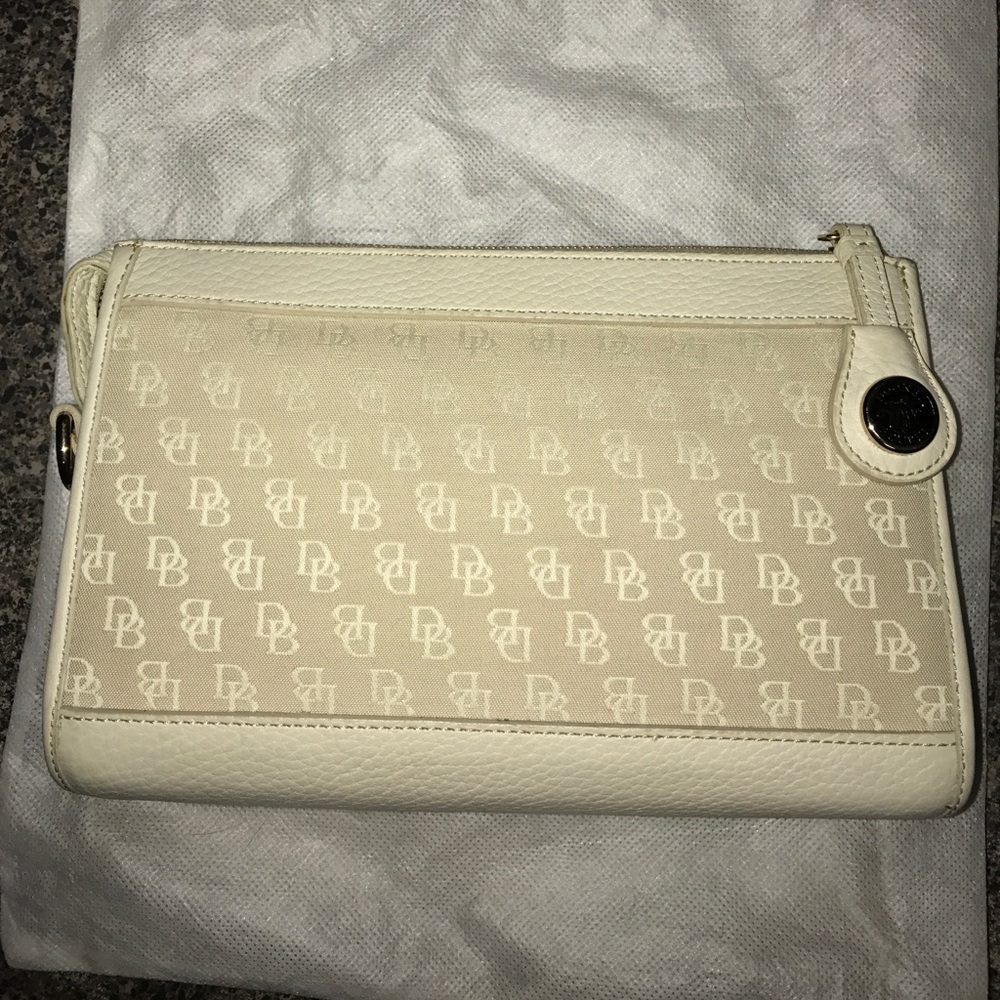 Dooney and Bourke vanilla small zip bag - Picture 1 of 3