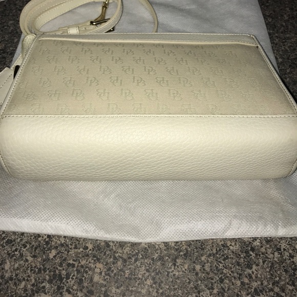 Dooney and Bourke vanilla small zip bag - Picture 2 of 3