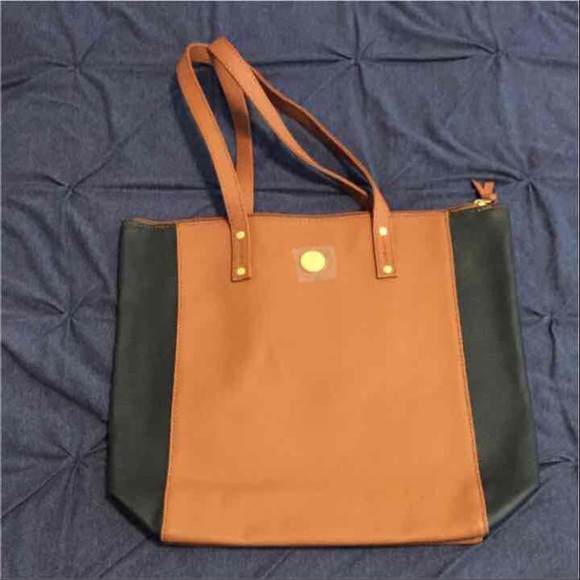 Saffiano Leather Zippered Tote/Shopper with RFID - Picture 2 of 4