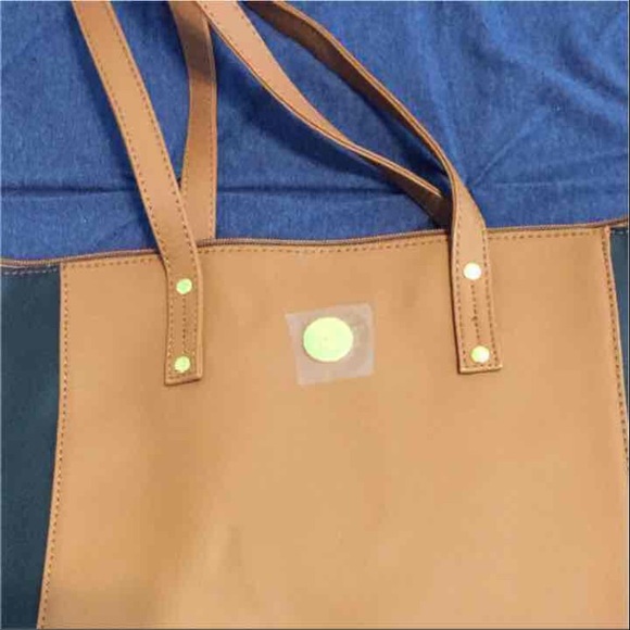 Saffiano Leather Zippered Tote/Shopper with RFID - Picture 3 of 4