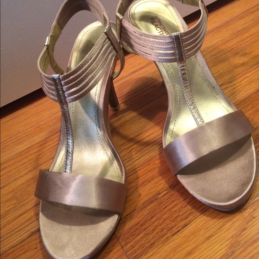 Beautiful matte gold shoe!