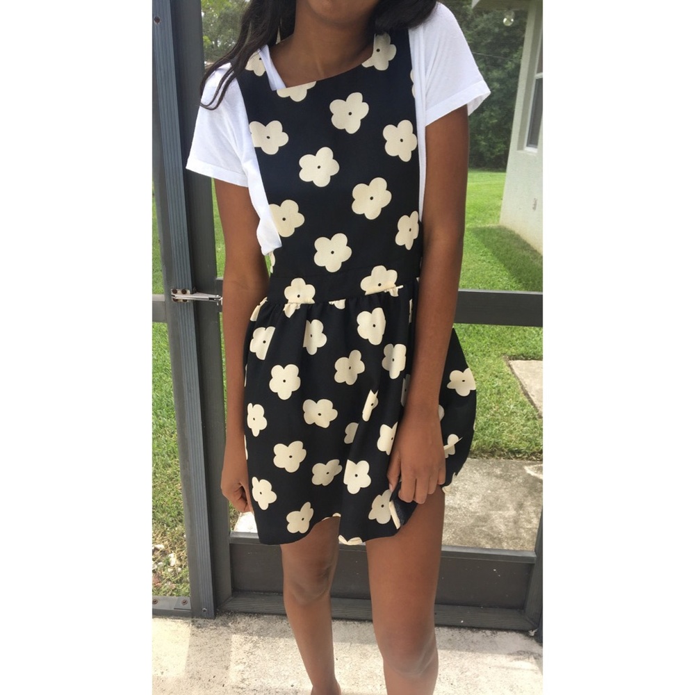 Brand new! Never worn! Flower printed dress.