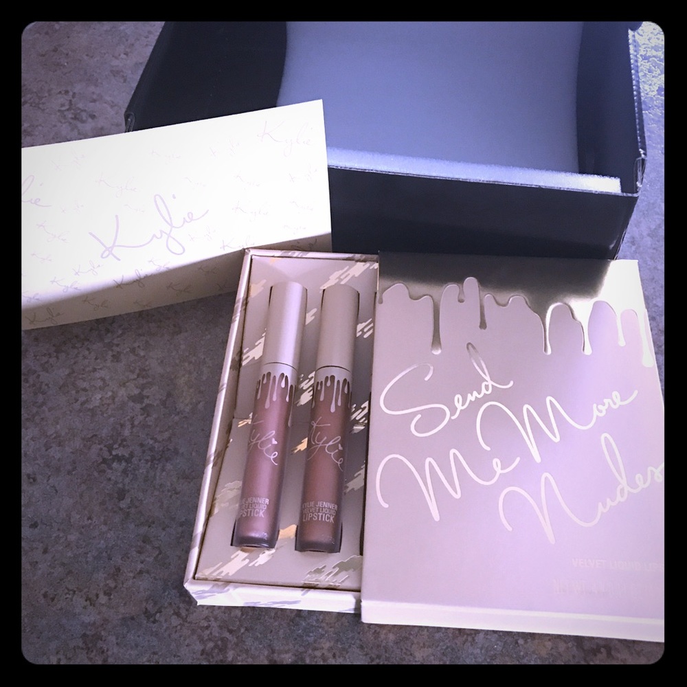 Kylie Vacation Velvet Lipstick *Birthday Suit*