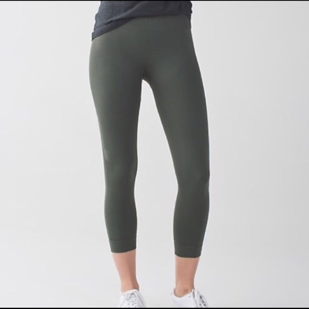 Lululemon Army Green Zone in Crop