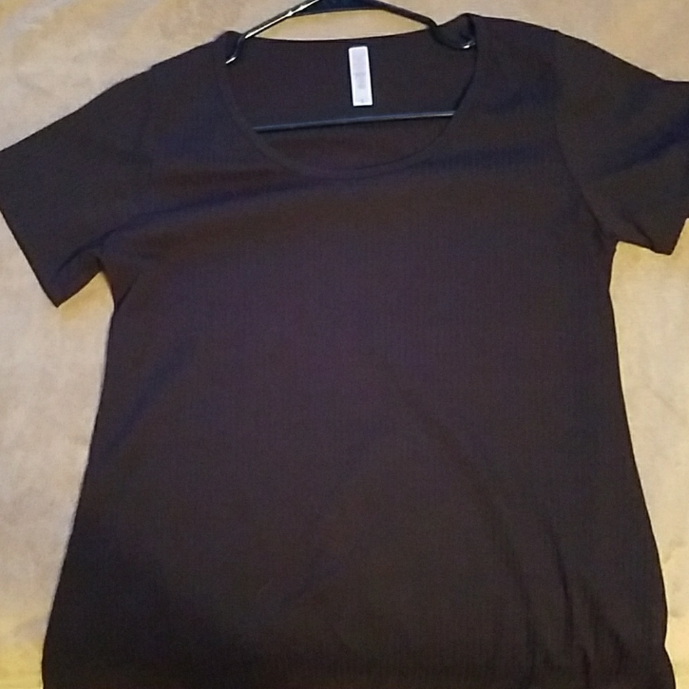 Lularoe small solid black Classic T!