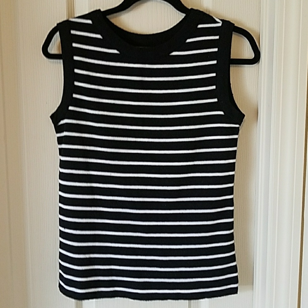 Vintage classic B&W striped sleeveless top. Fits M