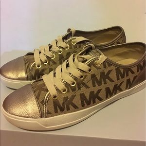 ✨Micheal Kors Canvas Sneaker✨