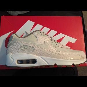 Women's Nike air max 90 oatmeal color