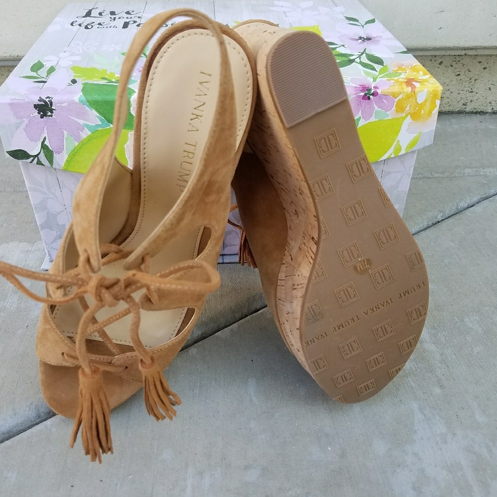 Adorable Ivanka Trump Wedges - Picture 5 of 6