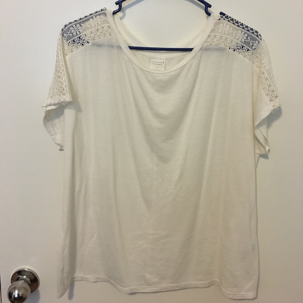 White tee