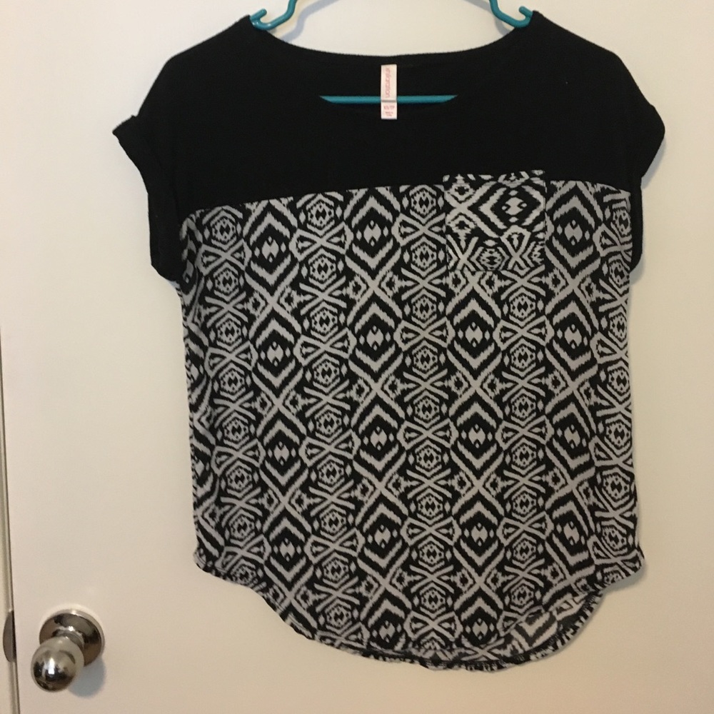 Black print tee