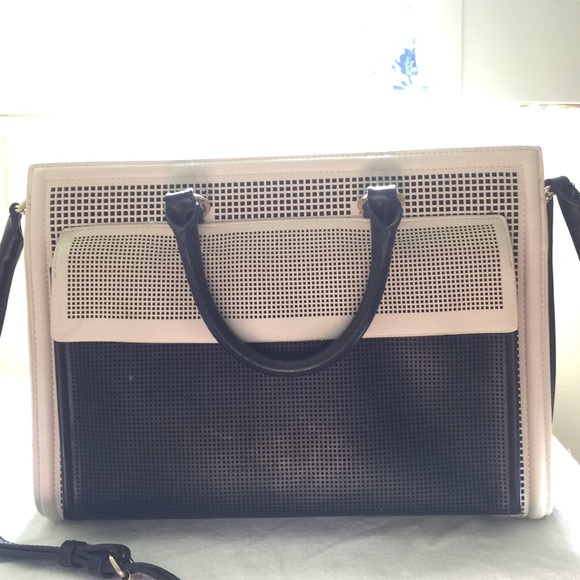 Zara Handbags - 🤗HP🎉 Zara laser grid city tote