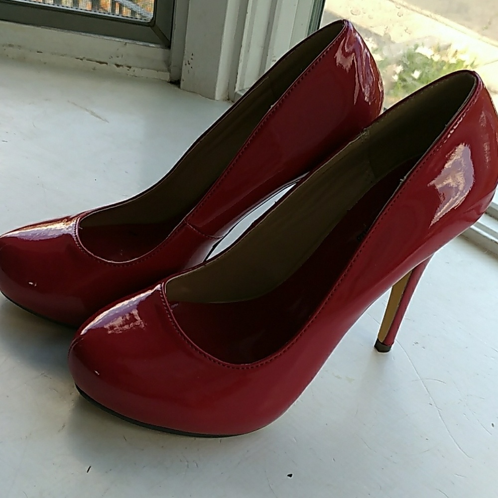 Red pumps