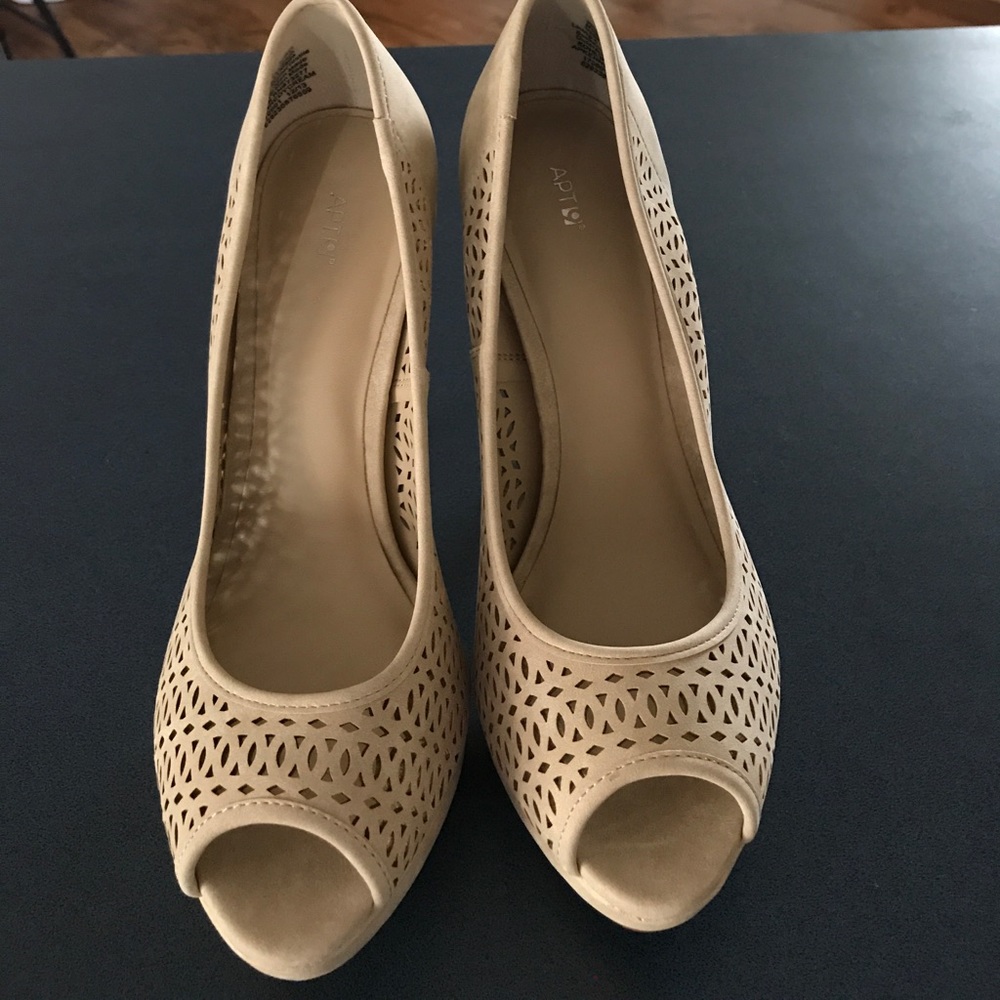 Apt 9 sz 8 beige peep toe cut out heels