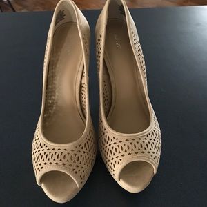 Apt 9 sz 8 beige peep toe cut out heels