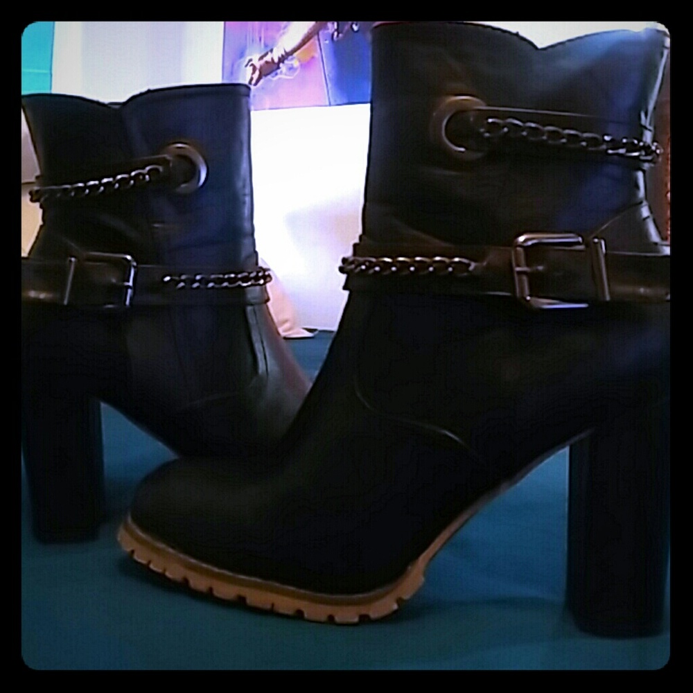 Black heeled boots