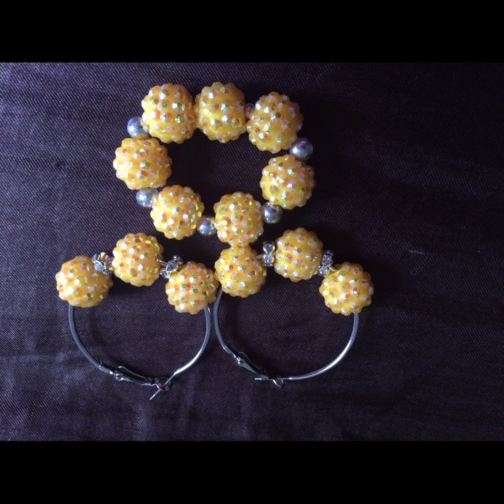 Gorgeous earrings and bracelet set