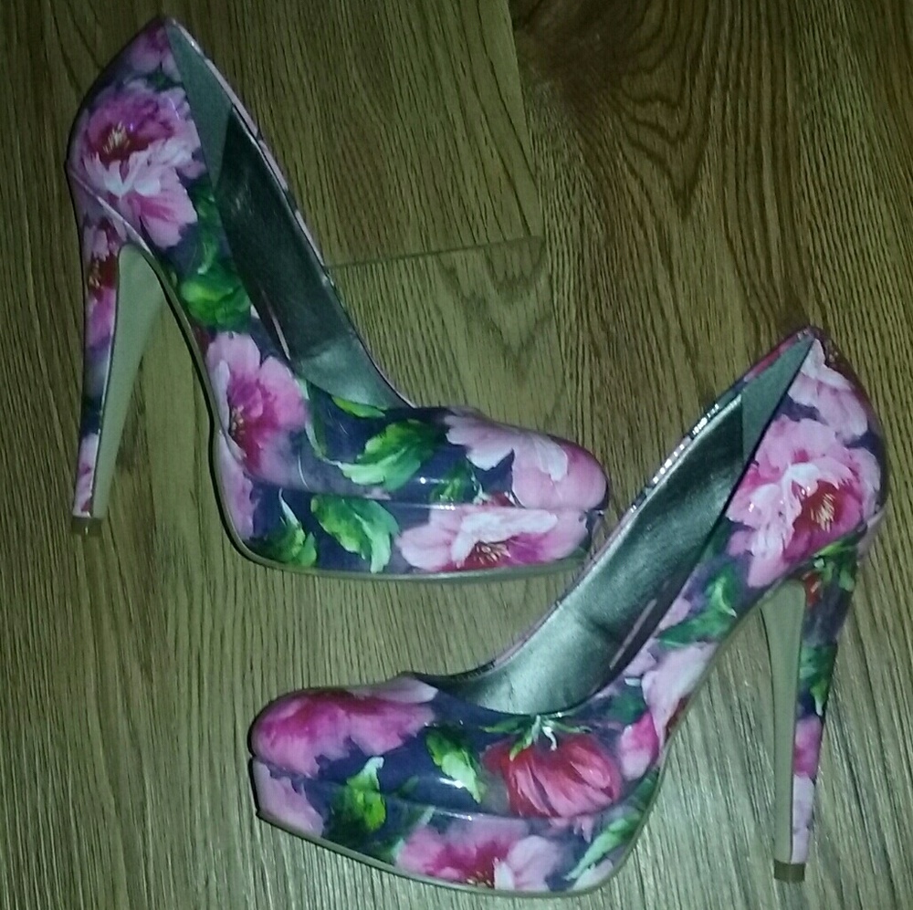Amazing floral platform pumps G by Guess NIB