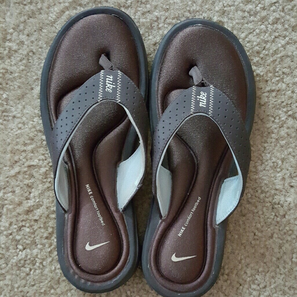 Nike athletic flip flops
