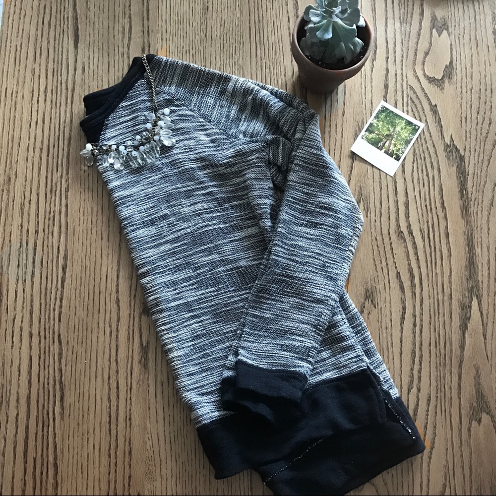 ▪️SALE▪️Black & white • sweatshirt • sz M