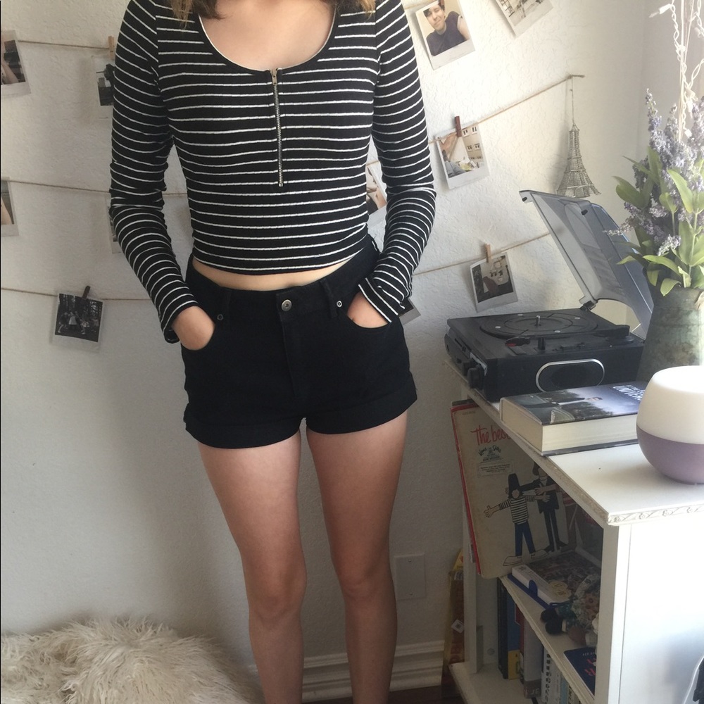 inTu black & white stripped crop top