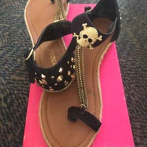 Black & gold one toe sandal