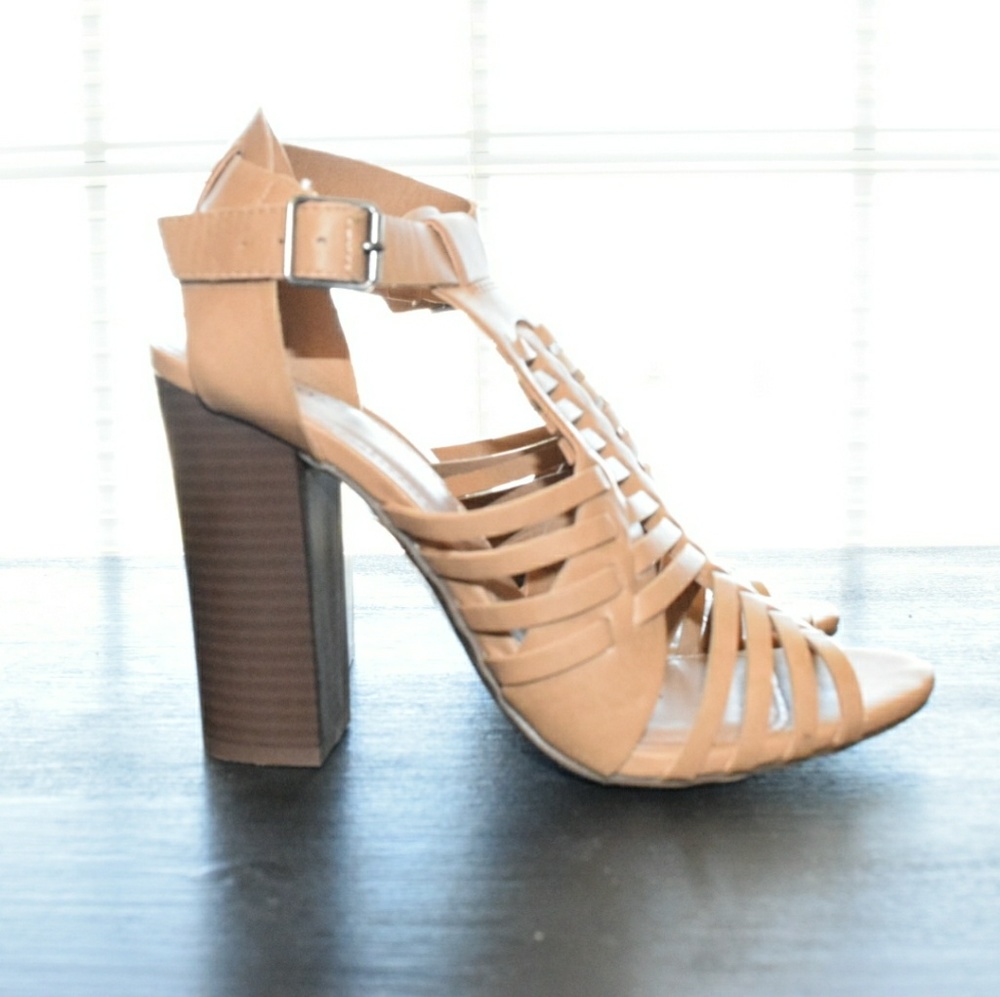 ***SOLD*** Tan block Heel - Picture 2 of 3