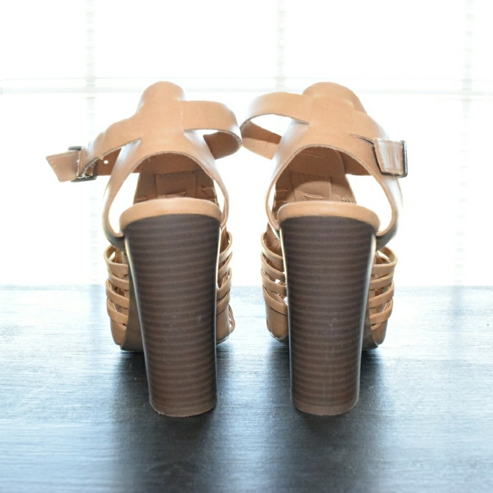 ***SOLD*** Tan block Heel - Picture 3 of 3