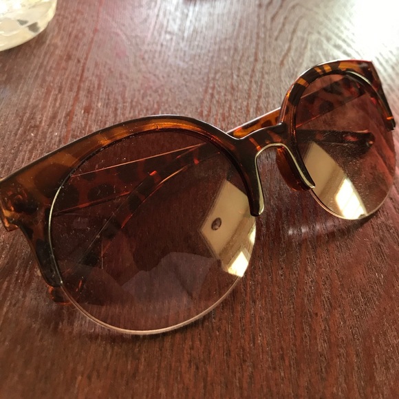 Accessories - 💥 • cat eye/wayfarer sunnies