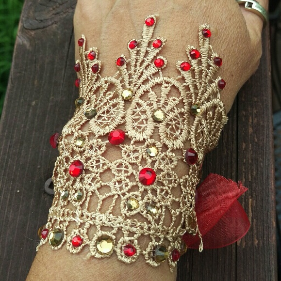 Lace cuff bracelet - Picture 1 of 4