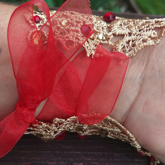 Lace cuff bracelet - Picture 3 of 4