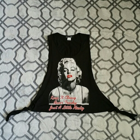 Marlyn Monroe Open Side T-shirt - Picture 3 of 5