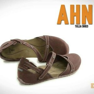 NWB Brown Ahnu Tullia Walking Sandal