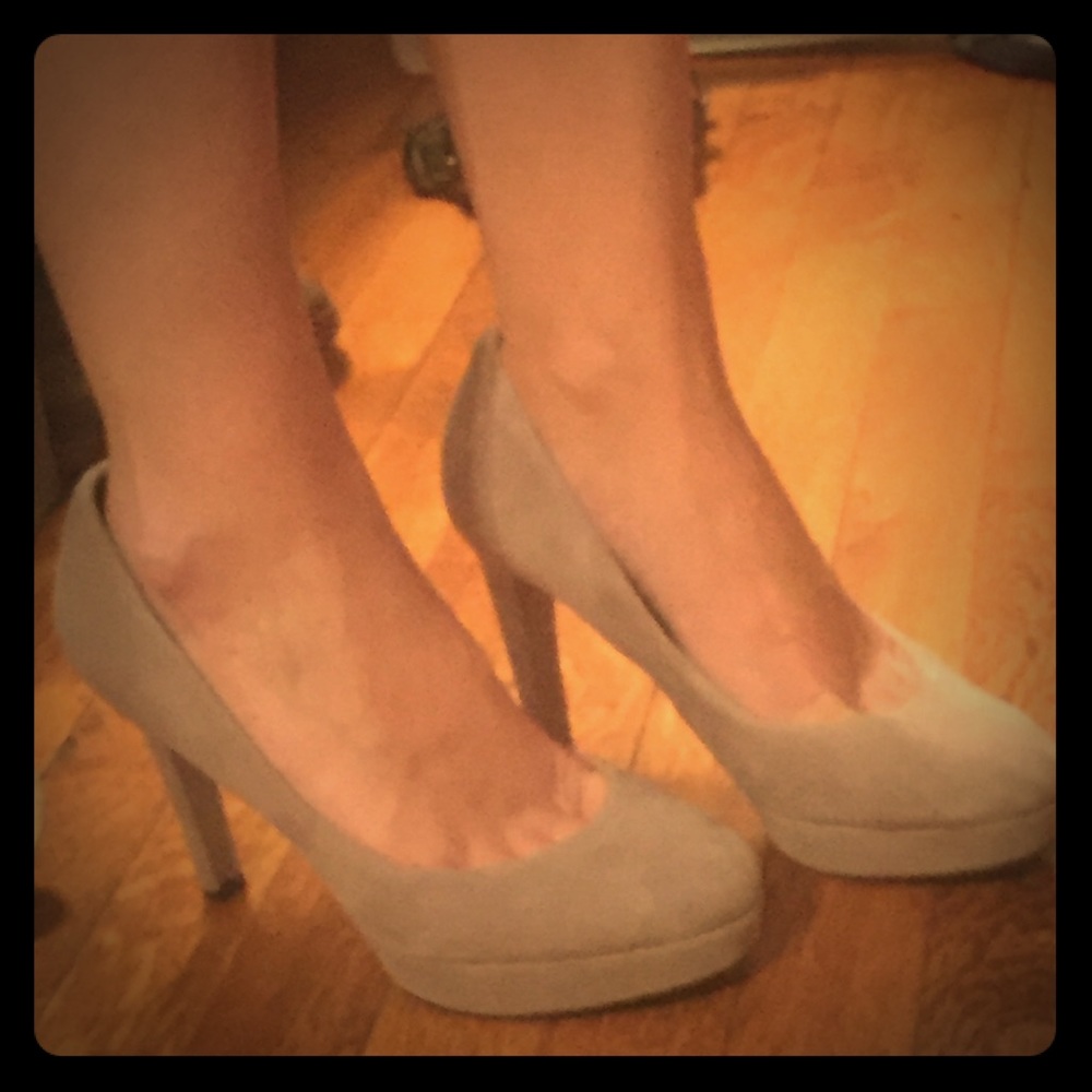 Super comfortable suede platform pumps