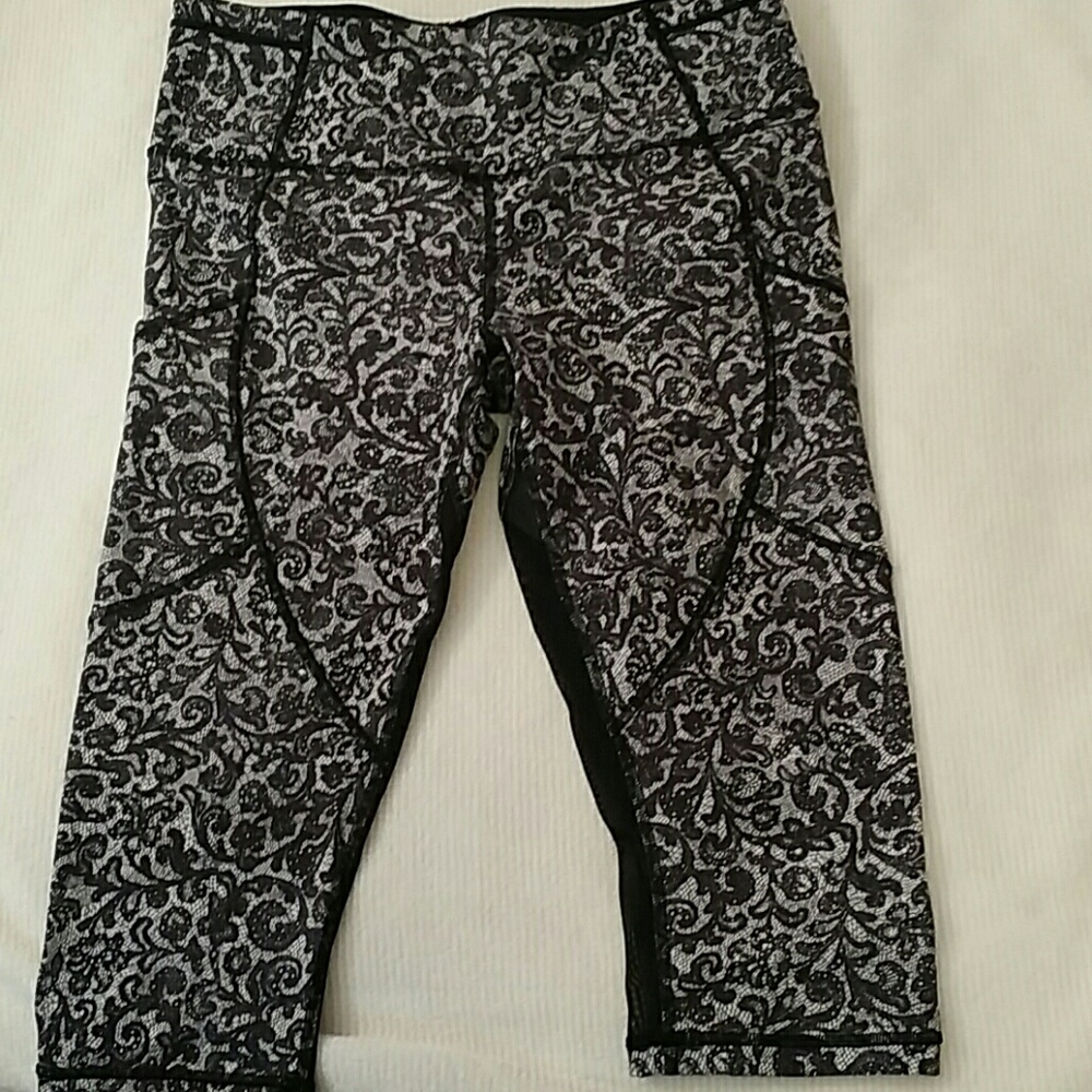 LULULEMON CROPS SIZE 10
