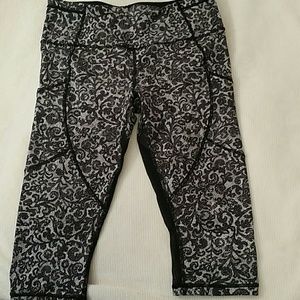 LULULEMON CROPS SIZE 10