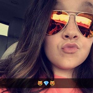 Meet your Posher, Mia