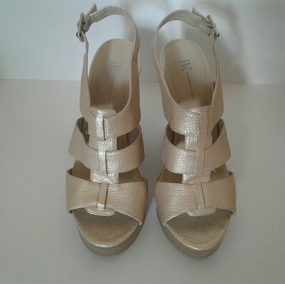 Comfortable gold Inc wedges nice look on