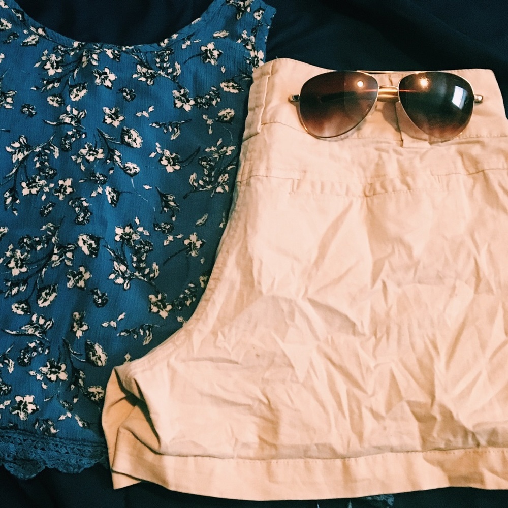 ✨ New York & Company Beige Shorts (6) ✨