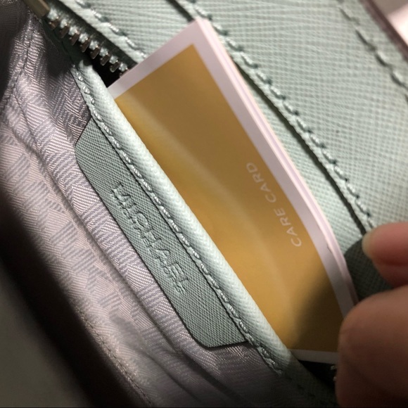 🌺HP🌺Michael Kors Dillon Mini Leather Crossbody - Picture 7 of 8