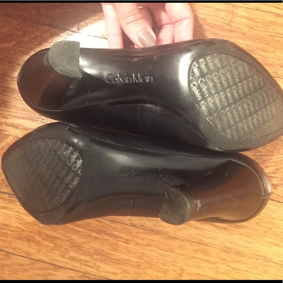 Like new classic black leather pumps - Picture 3 of 4