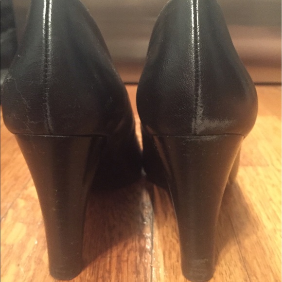 Like new classic black leather pumps - Picture 4 of 4