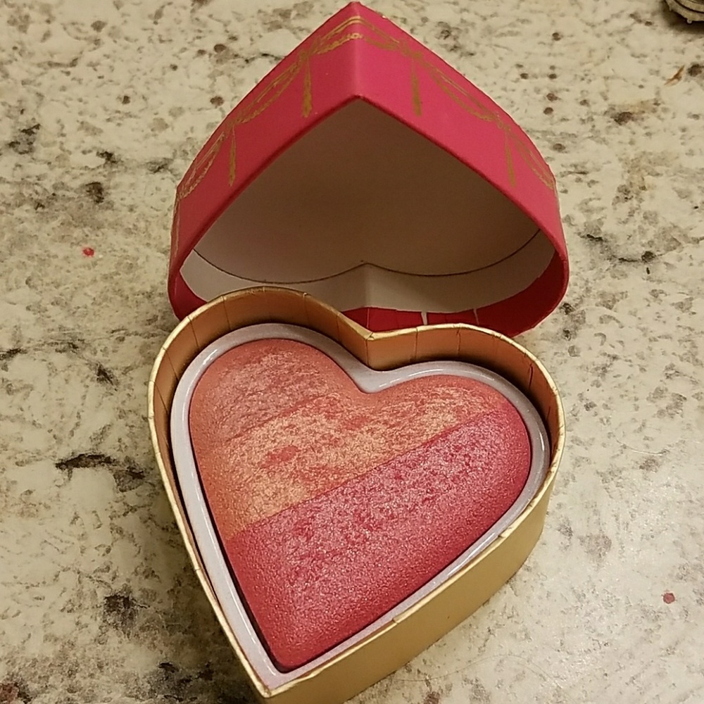 Too Faced Sweethearts Blush Something about Berry