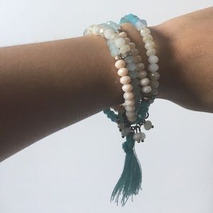 Light turquoise and white stretchyBracelet