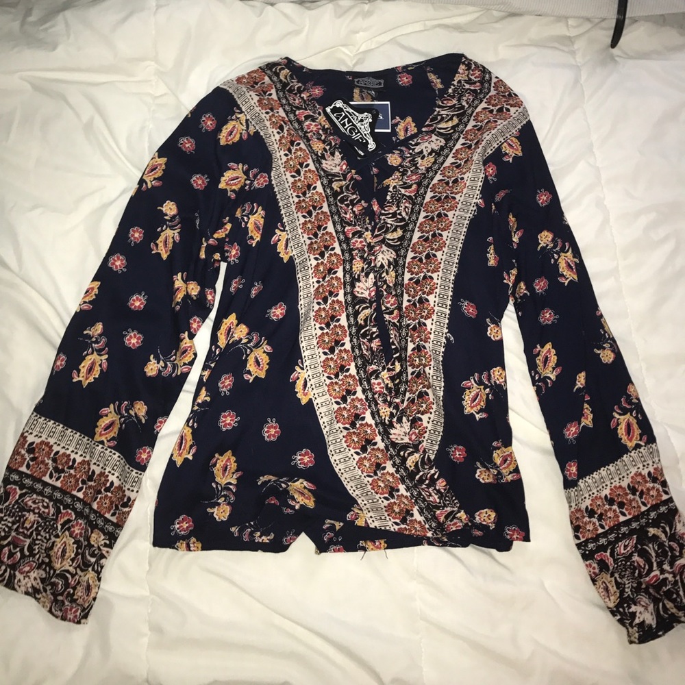 Long sleeve srappy V patterned blouse