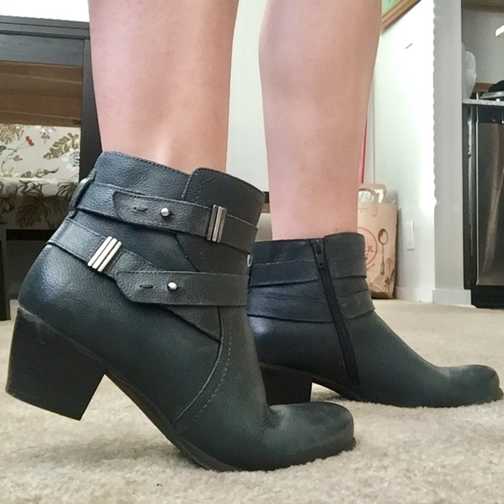 Teal leather NATURALIZER ankle boots!